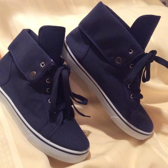 Vagabond Shoes - Vagabond NWOT Hi-Top navy blue canvas Sneakers womens size 9